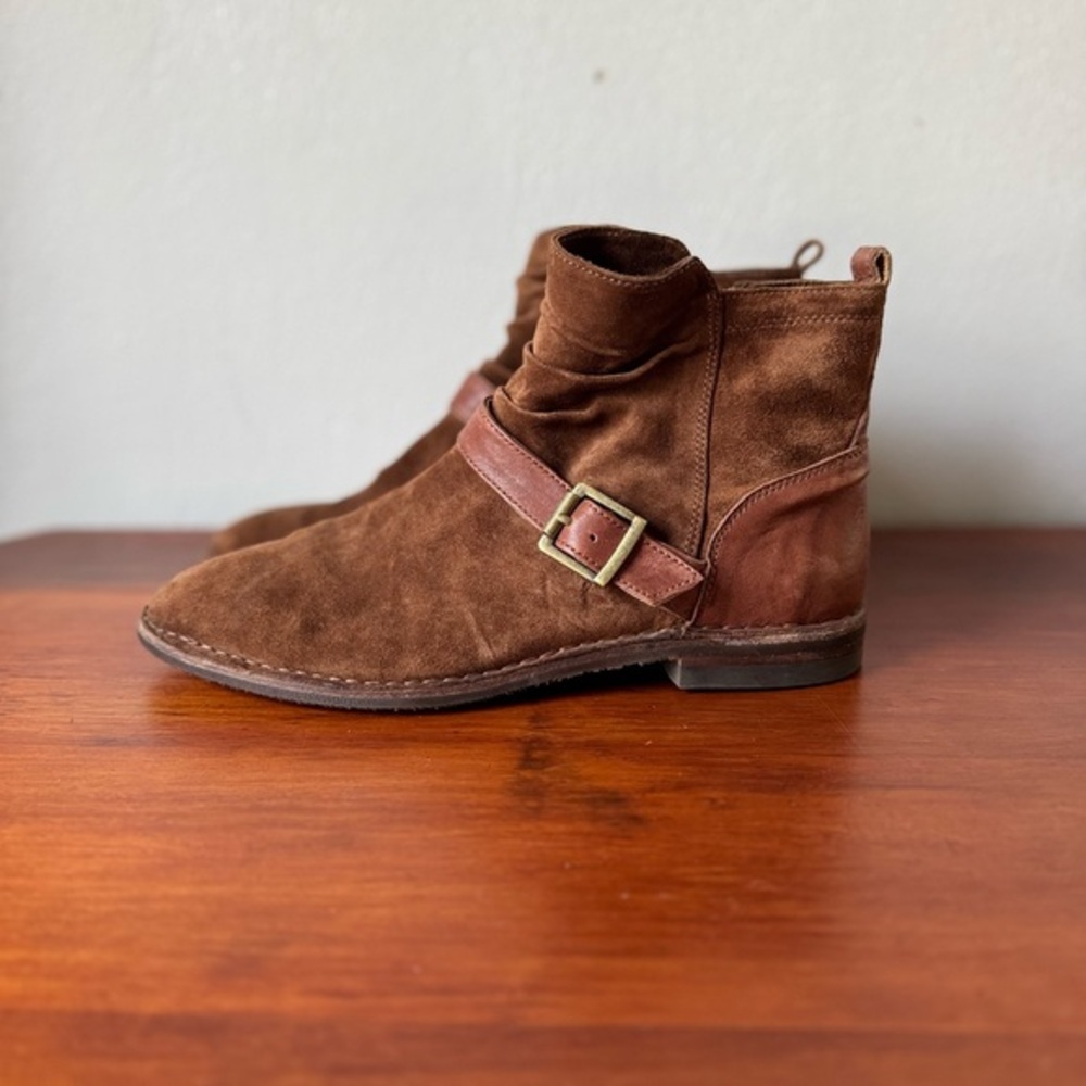 Trask Naomi suede brown leather ankle boots, buckles, & vibram soles sz 9.5